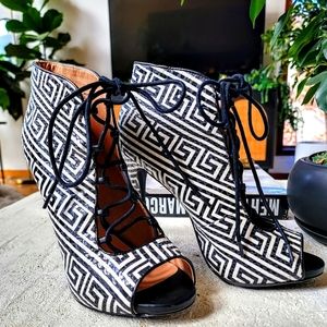 High patterned laceup snakeskin b&w pumps size 9 but can fit 8 1/2 or 8 as well.